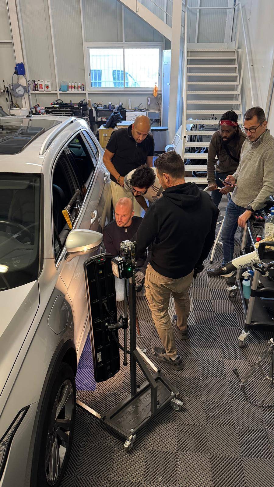 formateur expliquant les stratégies de redressages dsp sur porte 