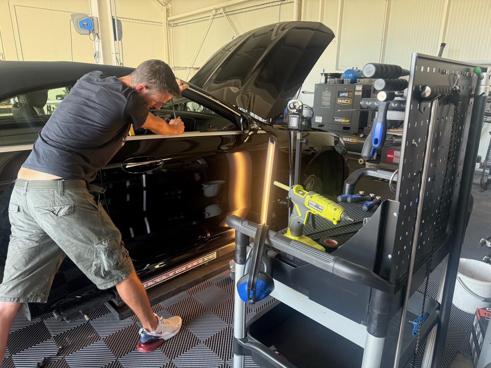 Fabien, futur débosseleur sans peinture, démontre son savoir-faire sur une Mercedes dans notre atelier de Gémenos