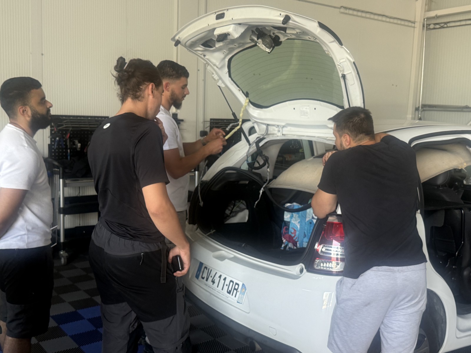 Nos élèves en pleine immersion sur le Bloc 1 du CQP Débosseleur Sans Peinture à Gémenos