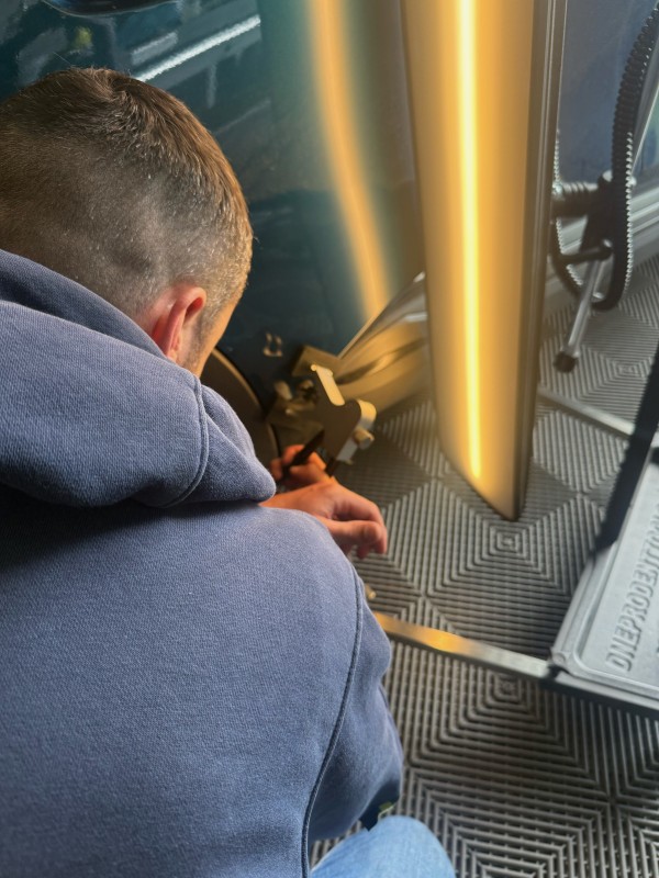 Vivre l’expérience terrain : immersion atelier en semaine 6 et 7 pour nos élèves en CQP Débosseleur sans peinture