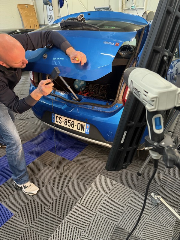 Redressage DSP sur hayon Dacia : une réussite signée Jérémy, diplômé du CQP Débosseleur sans peinture