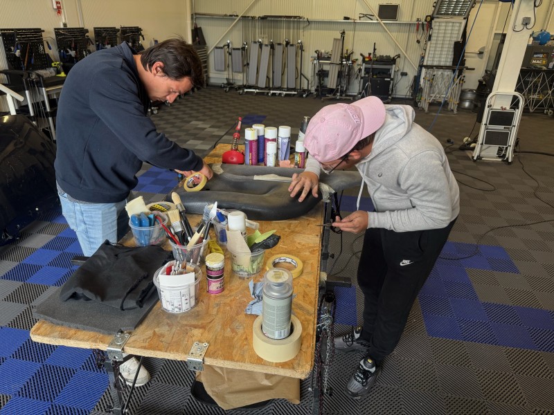 Transmettre l’excellence : PDRX-Center forme 6 salariés à la réparation tissus, plastique et cuir pour un client du secteur automobile