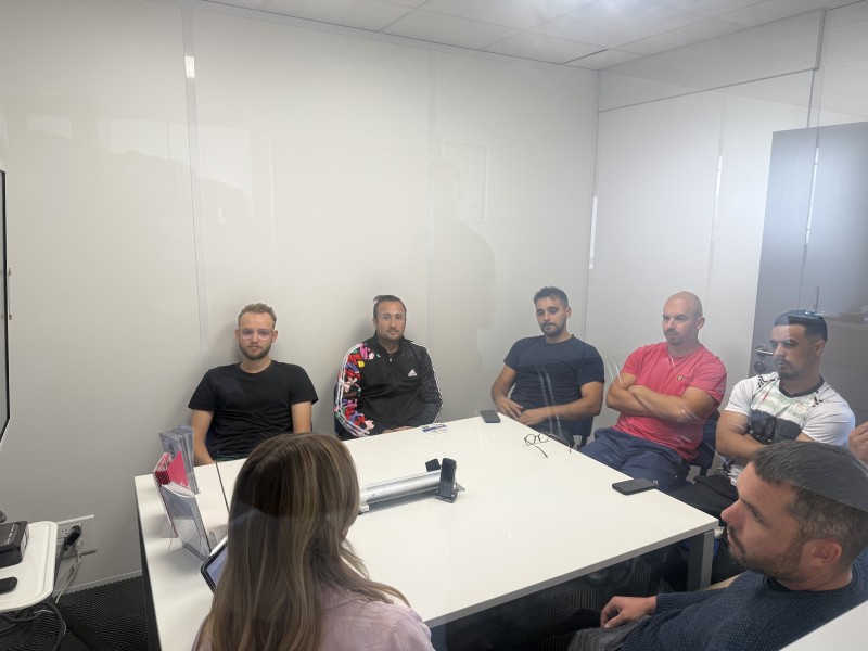 Nos élèves en formation CQP débosseleur sans peinture en atelier pédagogique avec Kim, notre experte en communication digitale