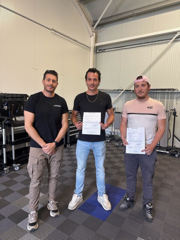 Transmettre l’excellence : PDRX-Center forme 6 salariés à la réparation tissus, plastique et cuir pour un client du secteur automobile
