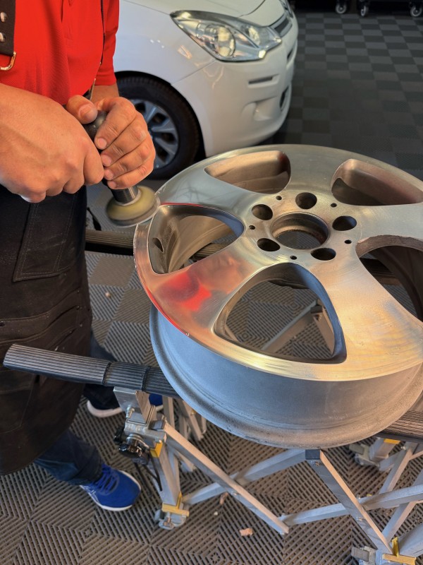 Un professionnel de l’automobile en formation réparation esthétique avec PDRX Center grâce au financement OPCO Mobilités