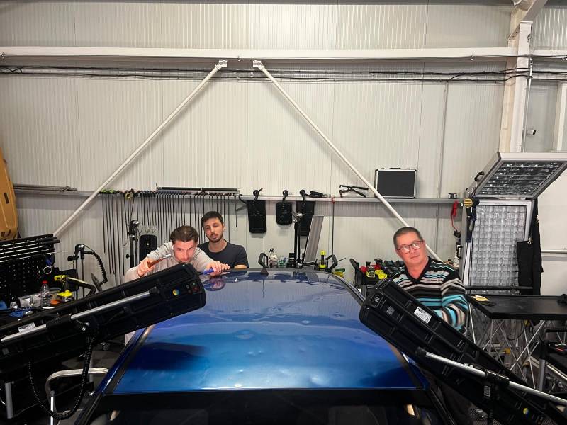 2 élèves en cours de formation sur brancard grêle 