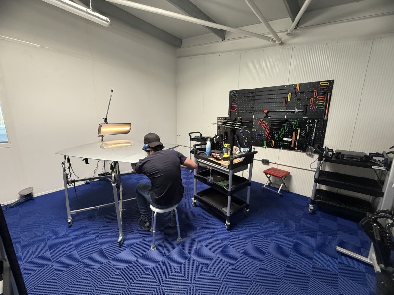 Pourquoi la barre à grêle télescopique en carbone est-elle indispensable en débosselage ?