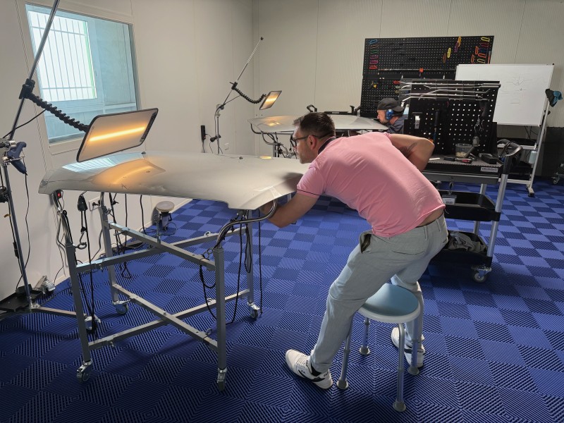 Pourquoi la barre à grêle télescopique en carbone est-elle indispensable en débosselage ?