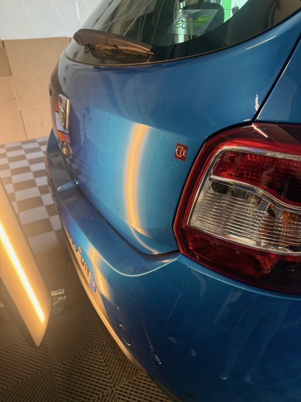 Redressage DSP sur hayon Dacia : une réussite signée Jérémy, diplômé du CQP Débosseleur sans peinture