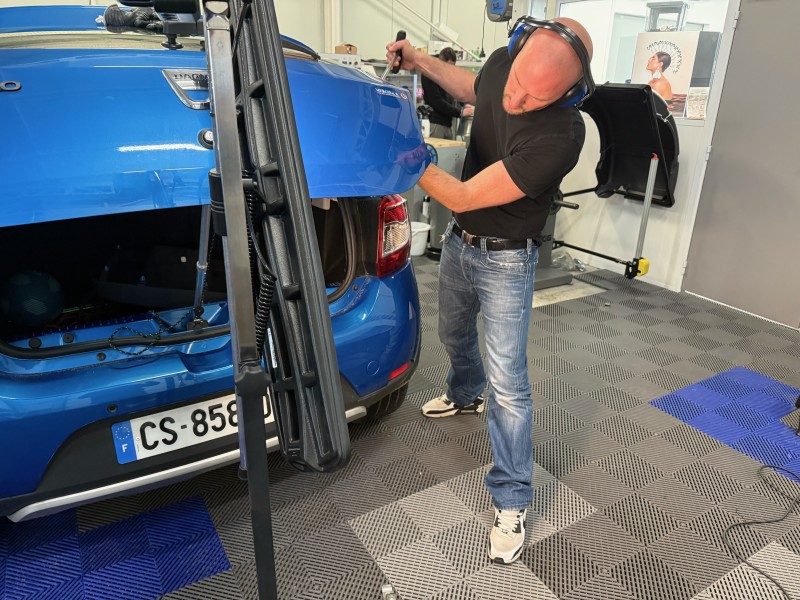 Redressage DSP sur hayon Dacia : une réussite signée Jérémy, diplômé du CQP Débosseleur sans peinture