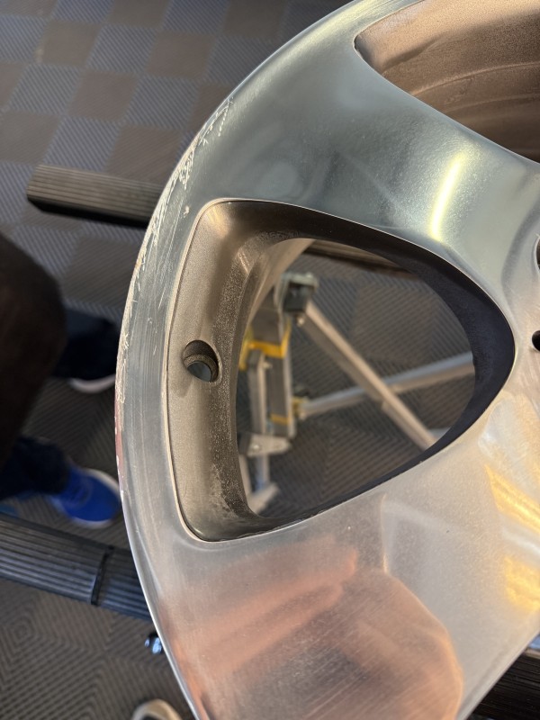 Un professionnel de l’automobile en formation réparation esthétique avec PDRX Center grâce au financement OPCO Mobilités