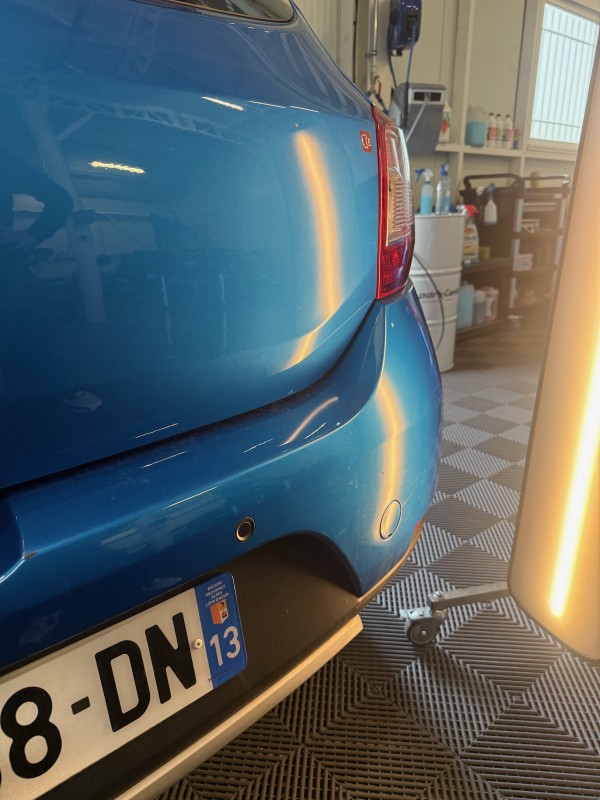 Redressage DSP sur hayon Dacia : une réussite signée Jérémy, diplômé du CQP Débosseleur sans peinture