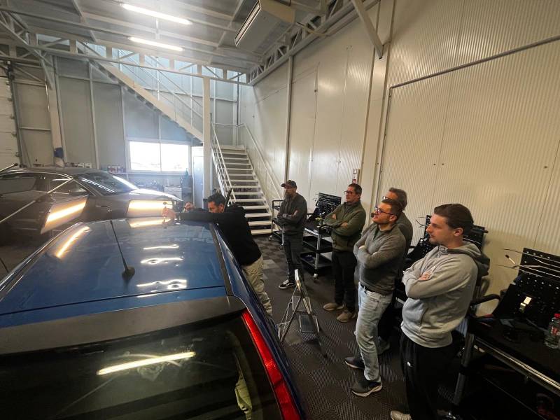 Le formateur en démo de plan âge sur toit grêle 