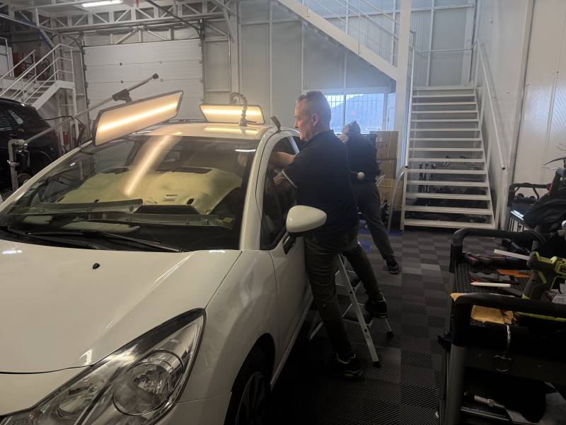 toit grêlée en cours de réparation par stagiaire en situation technique grêle