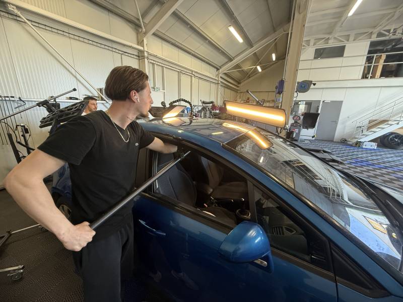 Kylian en action sur réparation grêle chez pdrx-center