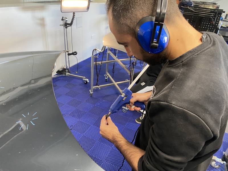 Formation débosselage sans peinture en action Tirage ventouse colle