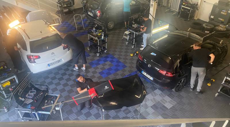 Stagiaire en cours de formation  pour devenir un Débosseleur spécialiste grêle 