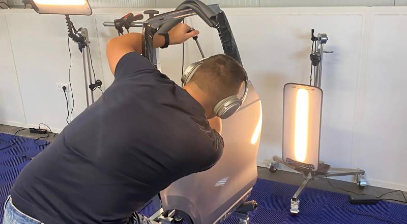 Élèves en formation pratique de débosselage sans peinture à PdrX-Center.