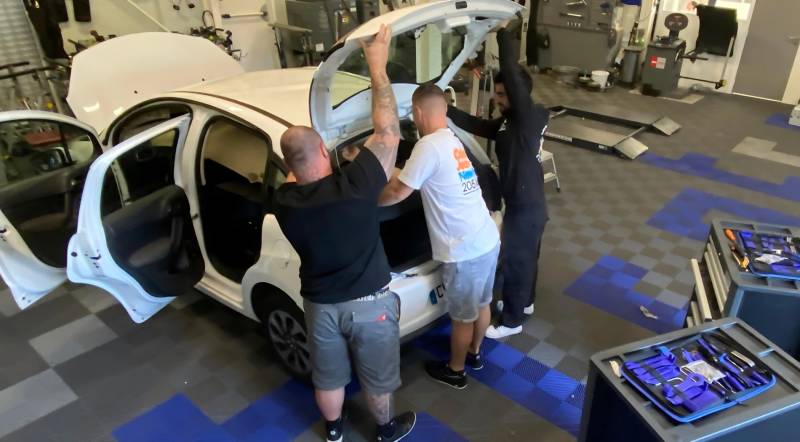 ÉLÈVES EN COURS DE FORMATION DE LA DÉPOSE / REPOSE ÉLÉMENTS AMOVIBLE 