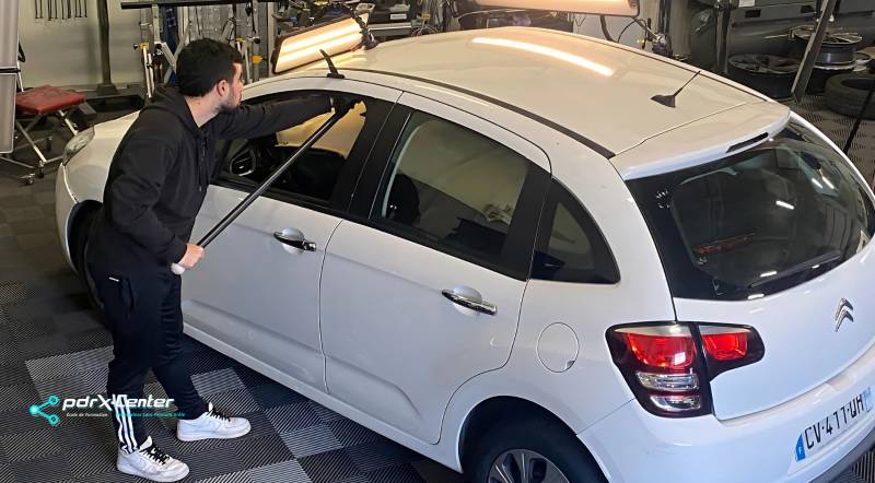 Diego en pleine formation, apprenant les techniques de réparation de grêle