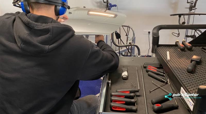 Formation CQP débosselage sans peinture Paris pour adultes en reconversion, avec outils professionnels fournis et accompagnement vers l'emploi