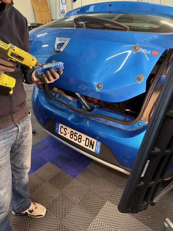 Redressage DSP sur hayon Dacia : une réussite signée Jérémy, diplômé du CQP Débosseleur sans peinture