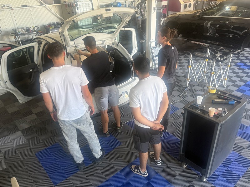 Nos élèves en pleine immersion sur le Bloc 1 du CQP Débosseleur Sans Peinture à Gémenos