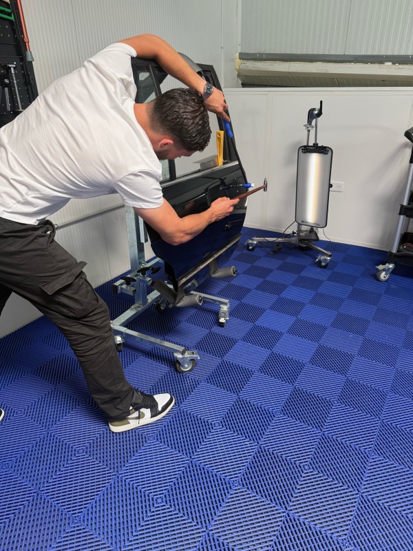 Les stagiaires du CQP Débosseleur sans peinture passent au redressage sur porte