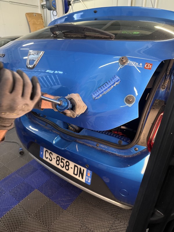 Redressage DSP sur hayon Dacia : une réussite signée Jérémy, diplômé du CQP Débosseleur sans peinture