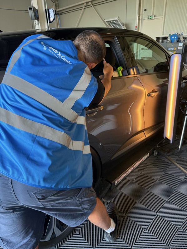 Avant / Après sur portière : un stagiaire en immersion atelier maîtrise le débosselage sans peinture chez PDRX-CENTER