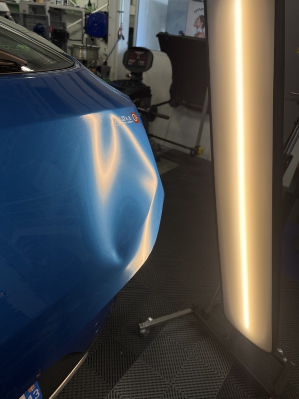 Redressage DSP sur hayon Dacia : une réussite signée Jérémy, diplômé du CQP Débosseleur sans peinture