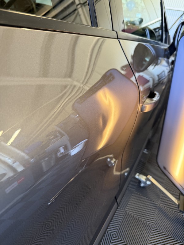 Avant / Après sur portière : un stagiaire en immersion atelier maîtrise le débosselage sans peinture chez PDRX-CENTER