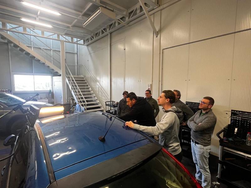 Le formateur en démo sur toi grêlée 