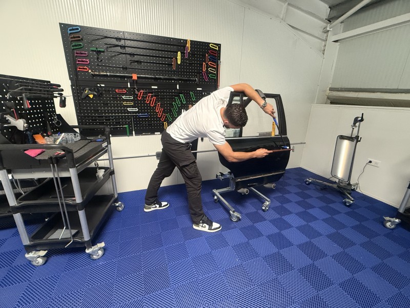 Les stagiaires du CQP Débosseleur sans peinture passent au redressage sur porte